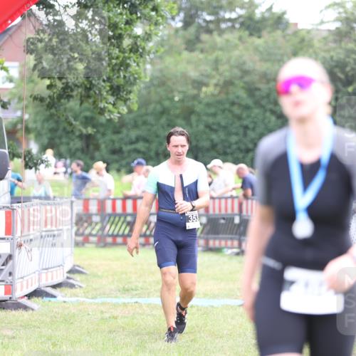 21.06.2026 - 29. Vierlanden-Triathlon Andreas Tolksdorf http://msf.ph/oto/9884309 21.06.2026 11:27:10 Ziel 353, 353 meine-sportfotos.de