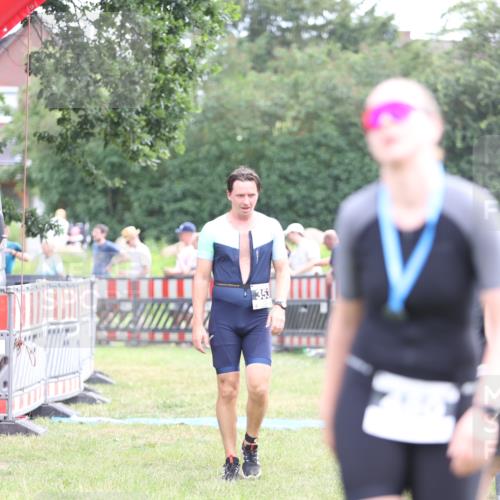 21.06.2026 - 29. Vierlanden-Triathlon Andreas Tolksdorf http://msf.ph/oto/9884324 21.06.2026 11:27:10 Ziel 353, 353 meine-sportfotos.de