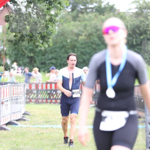 21.06.2026 - 29. Vierlanden-Triathlon Andreas Tolksdorf http://msf.ph/oto/9884352 21.06.2026 11:27:10 Ziel 353, 353 meine-sportfotos.de