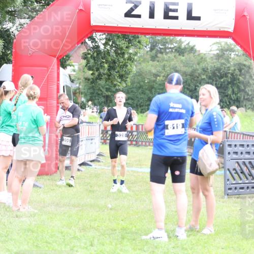 21.06.2026 - 29. Vierlanden-Triathlon Andreas Tolksdorf http://msf.ph/oto/9884828 21.06.2026 11:27:55 Ziel 328, 396, 328, 396 meine-sportfotos.de