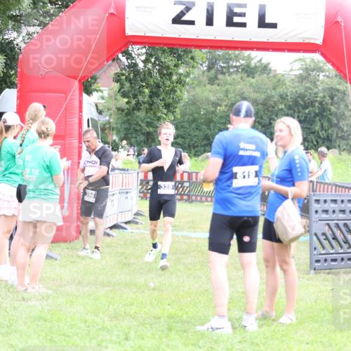 21.06.2026 - 29. Vierlanden-Triathlon Andreas Tolksdorf http://msf.ph/oto/9884841 21.06.2026 11:27:55 Ziel 328, 396, 328, 396 meine-sportfotos.de