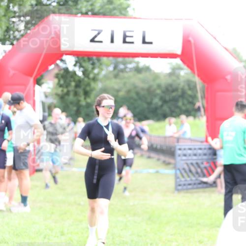 21.06.2026 - 29. Vierlanden-Triathlon Andreas Tolksdorf http://msf.ph/oto/9885262 21.06.2026 11:29:01 Ziel 435, 444, 435, 444 meine-sportfotos.de