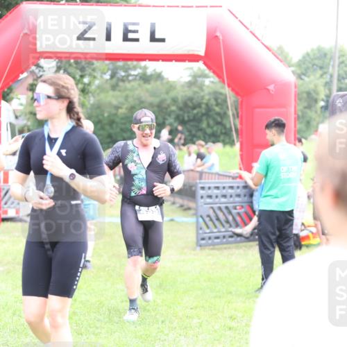 21.06.2026 - 29. Vierlanden-Triathlon Andreas Tolksdorf http://msf.ph/oto/9885301 21.06.2026 11:29:03 Ziel 435, 444, 435, 444 meine-sportfotos.de