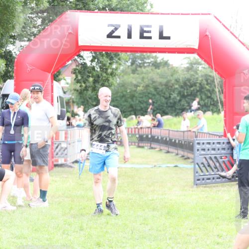 21.06.2026 - 29. Vierlanden-Triathlon Andreas Tolksdorf http://msf.ph/oto/9885352 21.06.2026 11:29:05 Ziel  meine-sportfotos.de