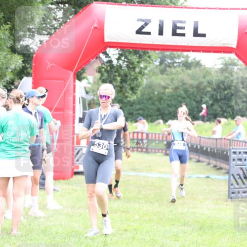 21.06.2026 - 29. Vierlanden-Triathlon Andreas Tolksdorf http://msf.ph/oto/9885931 21.06.2026 11:30:01 Ziel 404, 406, 545, 404, 406, 545 meine-sportfotos.de