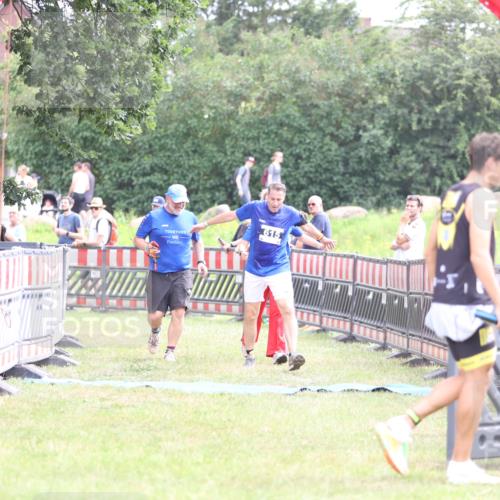 21.06.2026 - 29. Vierlanden-Triathlon Andreas Tolksdorf http://msf.ph/oto/9886136 21.06.2026 11:30:51 Ziel 615, 615 meine-sportfotos.de
