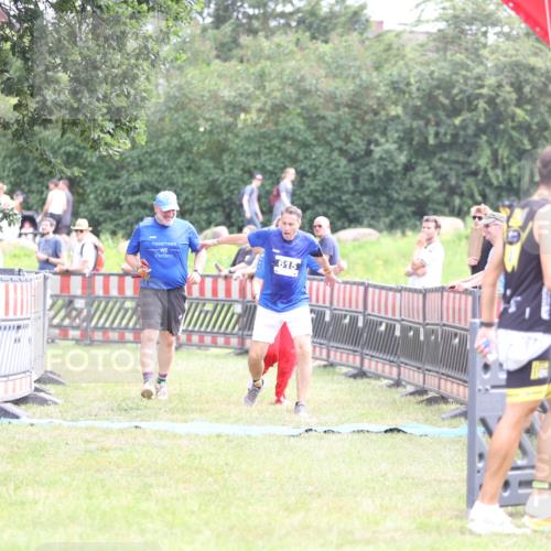 21.06.2026 - 29. Vierlanden-Triathlon Andreas Tolksdorf http://msf.ph/oto/9886150 21.06.2026 11:30:51 Ziel 615, 615 meine-sportfotos.de
