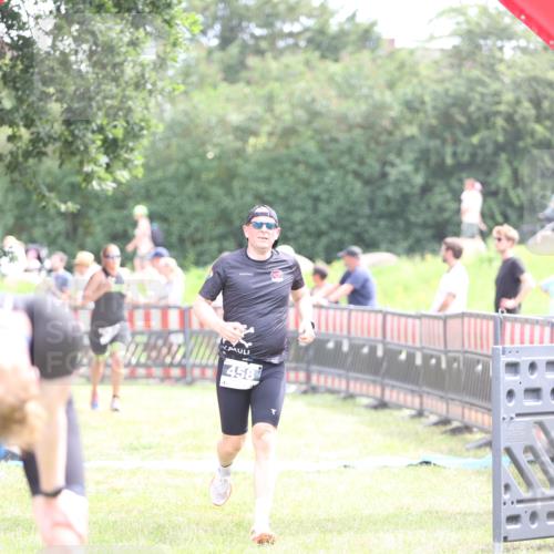 21.06.2026 - 29. Vierlanden-Triathlon Andreas Tolksdorf http://msf.ph/oto/9886750 21.06.2026 11:32:58 Ziel 325, 458, 549, 325, 458, 549 meine-sportfotos.de