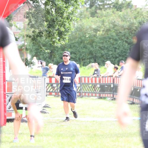 21.06.2026 - 29. Vierlanden-Triathlon Andreas Tolksdorf http://msf.ph/oto/9886865 21.06.2026 11:33:07 Ziel 325, 549, 325, 549 meine-sportfotos.de