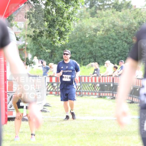 21.06.2026 - 29. Vierlanden-Triathlon Andreas Tolksdorf http://msf.ph/oto/9886869 21.06.2026 11:33:07 Ziel 325, 549, 325, 549 meine-sportfotos.de