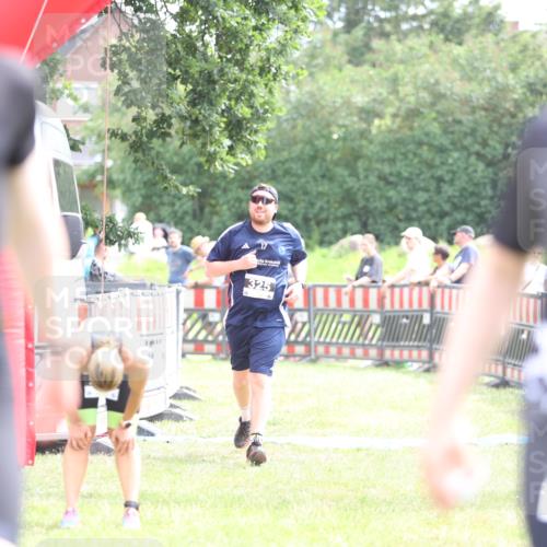 21.06.2026 - 29. Vierlanden-Triathlon Andreas Tolksdorf http://msf.ph/oto/9886887 21.06.2026 11:33:08 Ziel 325, 325 meine-sportfotos.de