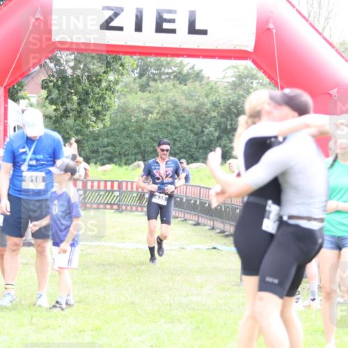 21.06.2026 - 29. Vierlanden-Triathlon Andreas Tolksdorf http://msf.ph/oto/9887455 21.06.2026 11:35:19 Ziel 438, 438 meine-sportfotos.de