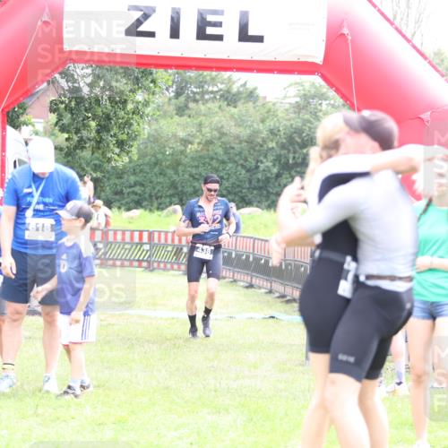 21.06.2026 - 29. Vierlanden-Triathlon Andreas Tolksdorf http://msf.ph/oto/9887459 21.06.2026 11:35:19 Ziel 438, 438 meine-sportfotos.de