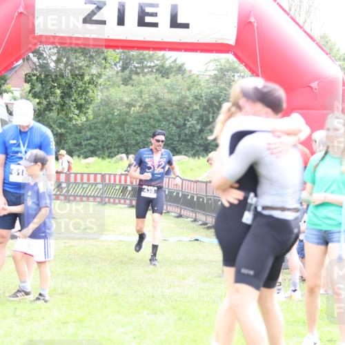 21.06.2026 - 29. Vierlanden-Triathlon Andreas Tolksdorf http://msf.ph/oto/9887479 21.06.2026 11:35:19 Ziel 438, 438 meine-sportfotos.de
