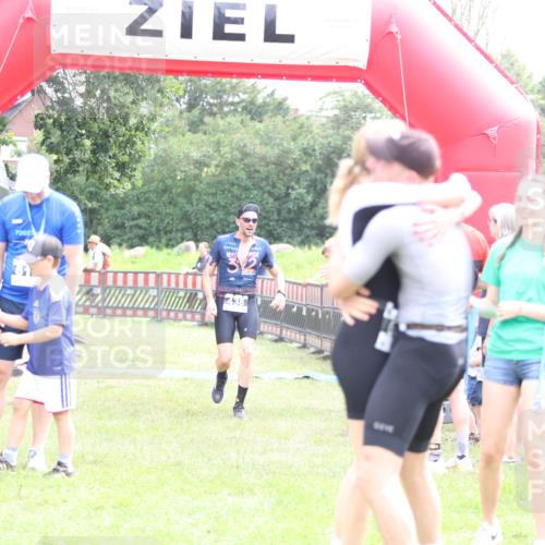 21.06.2026 - 29. Vierlanden-Triathlon Andreas Tolksdorf http://msf.ph/oto/9887484 21.06.2026 11:35:19 Ziel 438, 438 meine-sportfotos.de