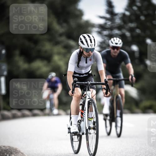 21.06.2026 - 29. Vierlanden-Triathlon H.Heesch http://msf.ph/oto/9887739 21.06.2026 10:45:12 Radfahren 37, 88, 257, 271, 428 meine-sportfotos.de