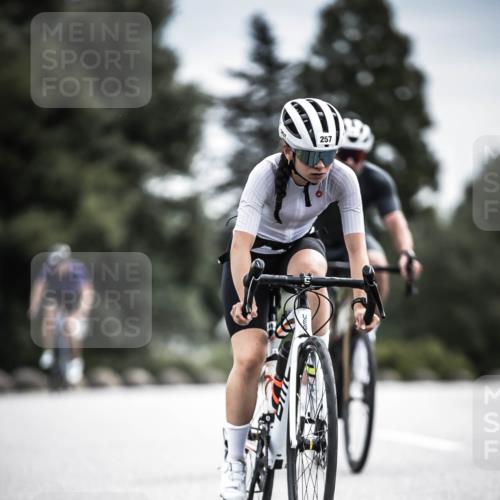 21.06.2026 - 29. Vierlanden-Triathlon H.Heesch http://msf.ph/oto/9887748 21.06.2026 10:45:12 Radfahren 37, 88, 257, 271, 428 meine-sportfotos.de