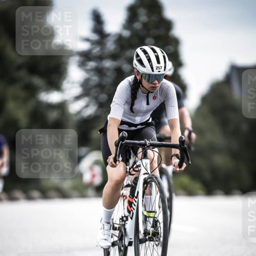 21.06.2026 - 29. Vierlanden-Triathlon H.Heesch http://msf.ph/oto/9887751 21.06.2026 10:45:12 Radfahren 37, 88, 257, 271, 428 meine-sportfotos.de