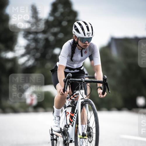 21.06.2026 - 29. Vierlanden-Triathlon H.Heesch http://msf.ph/oto/9887754 21.06.2026 10:45:12 Radfahren 37, 88, 257, 271, 428 meine-sportfotos.de