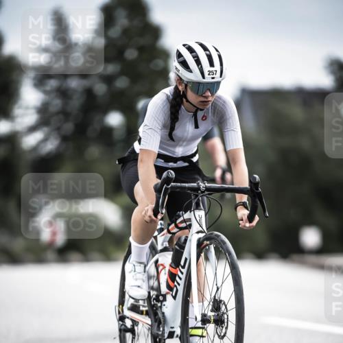 21.06.2026 - 29. Vierlanden-Triathlon H.Heesch http://msf.ph/oto/9887755 21.06.2026 10:45:12 Radfahren 37, 88, 257, 271, 428 meine-sportfotos.de