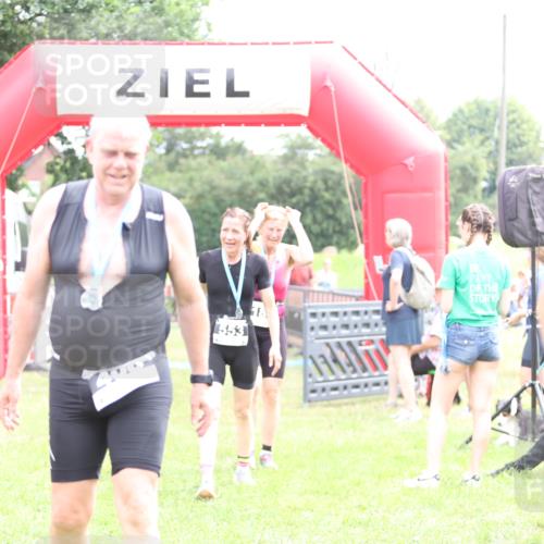 21.06.2026 - 29. Vierlanden-Triathlon Andreas Tolksdorf http://msf.ph/oto/9887906 21.06.2026 11:37:23 Ziel  meine-sportfotos.de