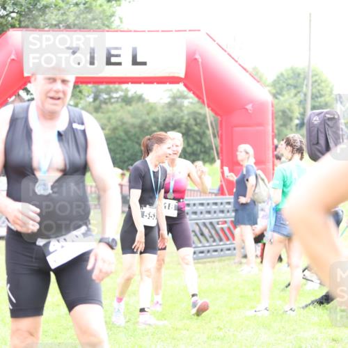 21.06.2026 - 29. Vierlanden-Triathlon Andreas Tolksdorf http://msf.ph/oto/9887918 21.06.2026 11:37:24 Ziel  meine-sportfotos.de