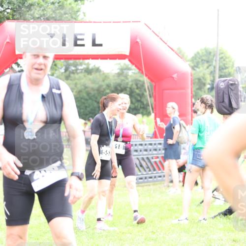 21.06.2026 - 29. Vierlanden-Triathlon Andreas Tolksdorf http://msf.ph/oto/9887921 21.06.2026 11:37:24 Ziel  meine-sportfotos.de