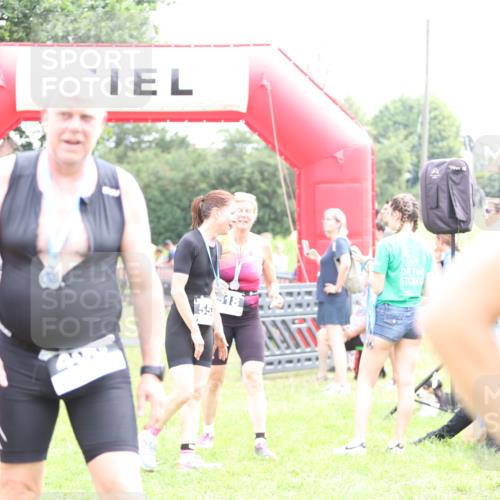 21.06.2026 - 29. Vierlanden-Triathlon Andreas Tolksdorf http://msf.ph/oto/9887923 21.06.2026 11:37:24 Ziel  meine-sportfotos.de