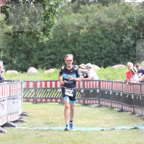 21.06.2026 - 29. Vierlanden-Triathlon Andreas Tolksdorf http://msf.ph/oto/9888191 21.06.2026 11:41:19 Ziel 426, 426 meine-sportfotos.de