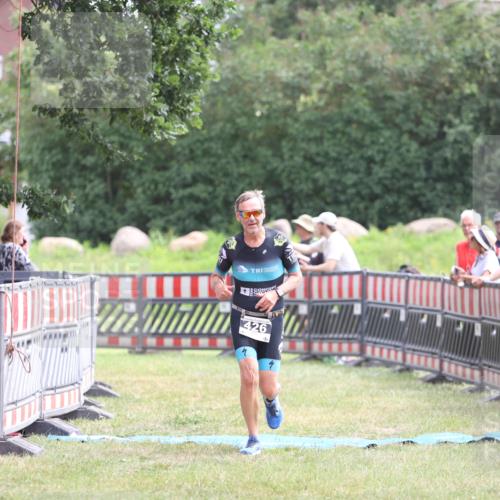 21.06.2026 - 29. Vierlanden-Triathlon Andreas Tolksdorf http://msf.ph/oto/9888200 21.06.2026 11:41:19 Ziel 426, 426 meine-sportfotos.de