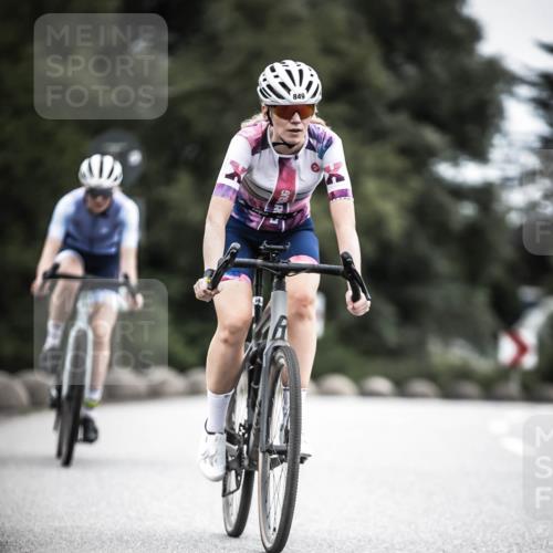 21.06.2026 - 29. Vierlanden-Triathlon H.Heesch http://msf.ph/oto/9888213 21.06.2026 12:15:32 Radfahren 842, 849, 874 meine-sportfotos.de