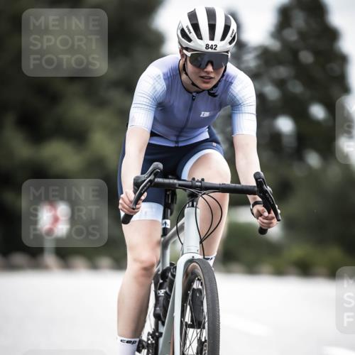 21.06.2026 - 29. Vierlanden-Triathlon H.Heesch http://msf.ph/oto/9888236 21.06.2026 12:15:34 Radfahren 842, 849, 874 meine-sportfotos.de
