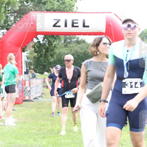 21.06.2026 - 29. Vierlanden-Triathlon Andreas Tolksdorf http://msf.ph/oto/9888453 21.06.2026 11:45:58 Ziel 494, 494 meine-sportfotos.de