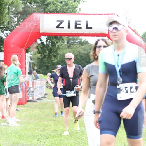 21.06.2026 - 29. Vierlanden-Triathlon Andreas Tolksdorf http://msf.ph/oto/9888456 21.06.2026 11:45:58 Ziel 494, 494 meine-sportfotos.de