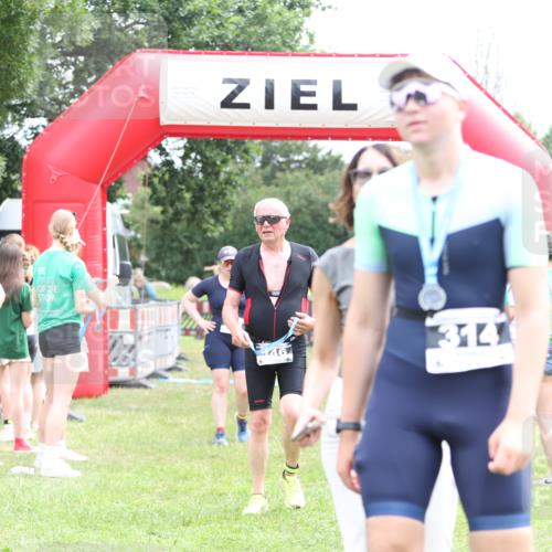 21.06.2026 - 29. Vierlanden-Triathlon Andreas Tolksdorf http://msf.ph/oto/9888457 21.06.2026 11:45:58 Ziel 494, 494 meine-sportfotos.de