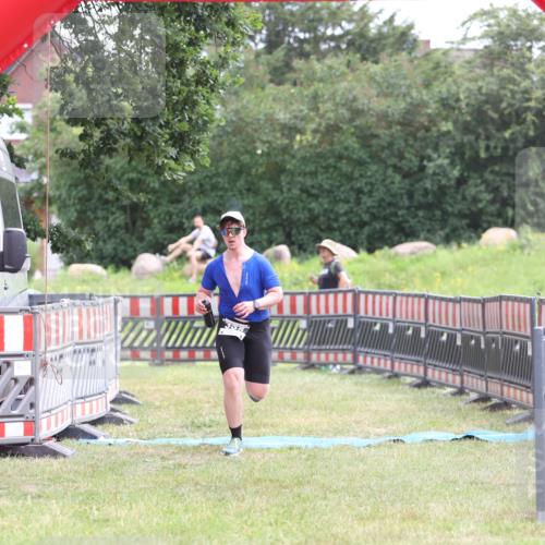 21.06.2026 - 29. Vierlanden-Triathlon Andreas Tolksdorf http://msf.ph/oto/9888553 21.06.2026 11:47:34 Ziel 355, 355 meine-sportfotos.de
