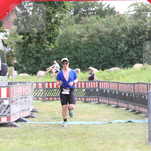 21.06.2026 - 29. Vierlanden-Triathlon Andreas Tolksdorf http://msf.ph/oto/9888554 21.06.2026 11:47:34 Ziel 355, 355 meine-sportfotos.de