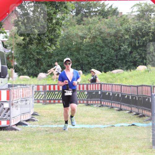 21.06.2026 - 29. Vierlanden-Triathlon Andreas Tolksdorf http://msf.ph/oto/9888555 21.06.2026 11:47:34 Ziel 355, 355 meine-sportfotos.de