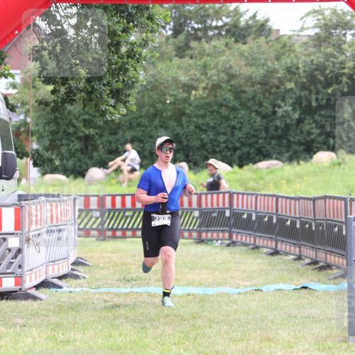 21.06.2026 - 29. Vierlanden-Triathlon Andreas Tolksdorf http://msf.ph/oto/9888558 21.06.2026 11:47:34 Ziel 355, 355 meine-sportfotos.de