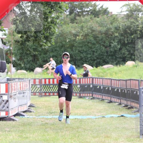 21.06.2026 - 29. Vierlanden-Triathlon Andreas Tolksdorf http://msf.ph/oto/9888560 21.06.2026 11:47:34 Ziel 355, 355 meine-sportfotos.de