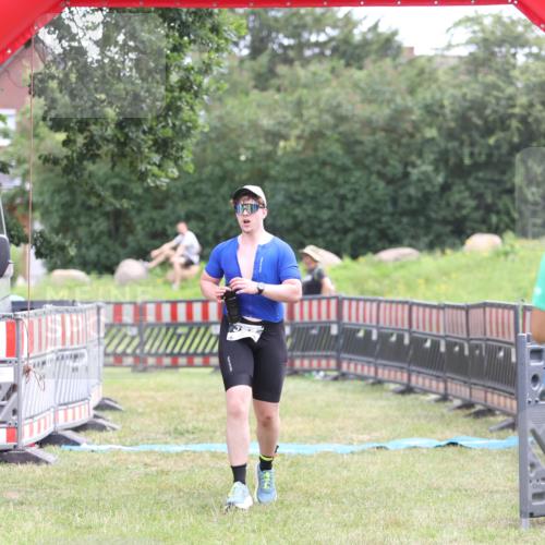 21.06.2026 - 29. Vierlanden-Triathlon Andreas Tolksdorf http://msf.ph/oto/9888561 21.06.2026 11:47:35 Ziel 355, 355 meine-sportfotos.de