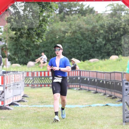 21.06.2026 - 29. Vierlanden-Triathlon Andreas Tolksdorf http://msf.ph/oto/9888562 21.06.2026 11:47:35 Ziel 355, 355 meine-sportfotos.de