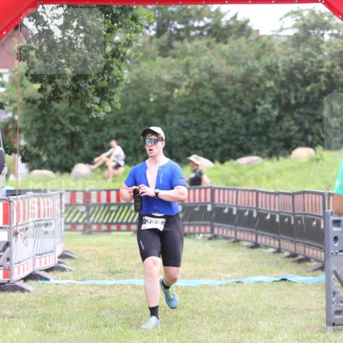 21.06.2026 - 29. Vierlanden-Triathlon Andreas Tolksdorf http://msf.ph/oto/9888564 21.06.2026 11:47:35 Ziel 355, 355 meine-sportfotos.de