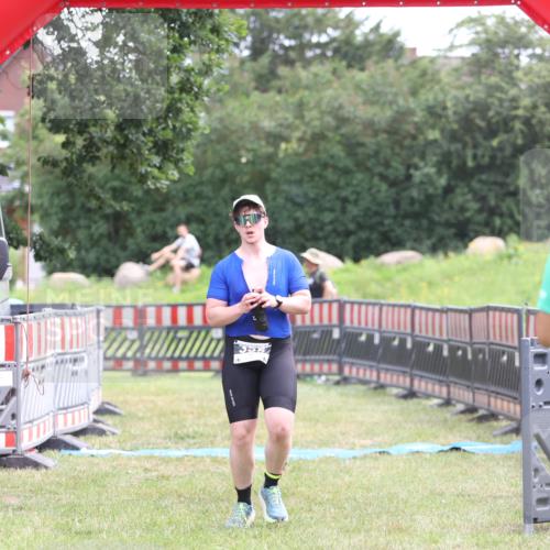 21.06.2026 - 29. Vierlanden-Triathlon Andreas Tolksdorf http://msf.ph/oto/9888567 21.06.2026 11:47:35 Ziel 355, 355 meine-sportfotos.de