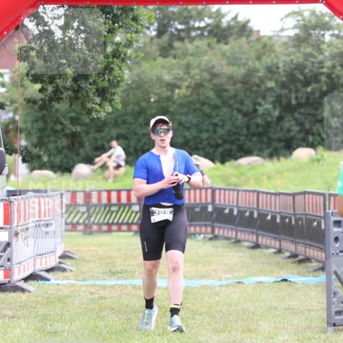 21.06.2026 - 29. Vierlanden-Triathlon Andreas Tolksdorf http://msf.ph/oto/9888569 21.06.2026 11:47:35 Ziel 355, 355 meine-sportfotos.de