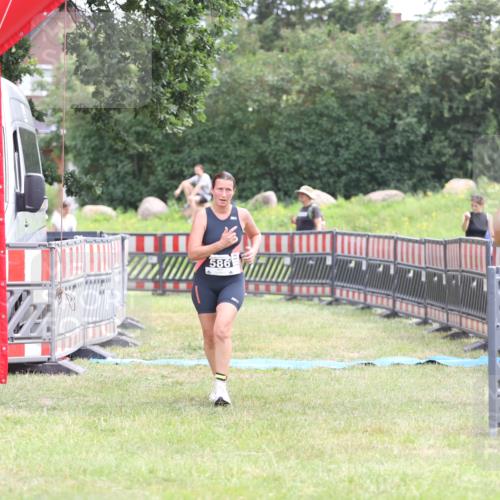21.06.2026 - 29. Vierlanden-Triathlon Andreas Tolksdorf http://msf.ph/oto/9888613 21.06.2026 11:49:02 Ziel 586, 586 meine-sportfotos.de