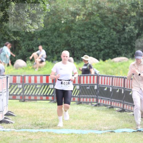 21.06.2026 - 29. Vierlanden-Triathlon Andreas Tolksdorf http://msf.ph/oto/9888625 21.06.2026 11:49:29 Ziel 580, 580 meine-sportfotos.de