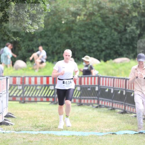 21.06.2026 - 29. Vierlanden-Triathlon Andreas Tolksdorf http://msf.ph/oto/9888626 21.06.2026 11:49:29 Ziel 580, 580 meine-sportfotos.de