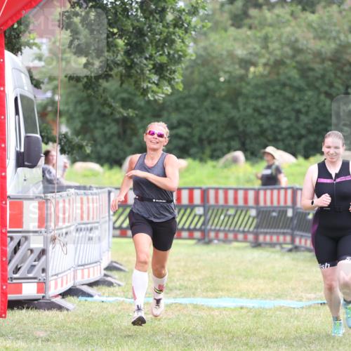 21.06.2026 - 29. Vierlanden-Triathlon Andreas Tolksdorf http://msf.ph/oto/9888654 21.06.2026 11:49:50 Ziel 527, 574, 527, 574 meine-sportfotos.de