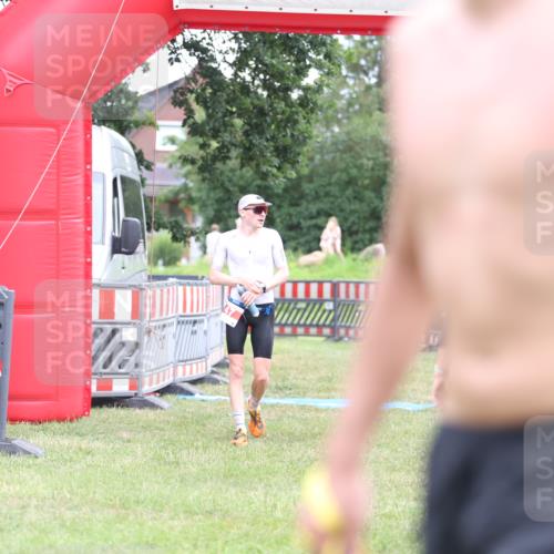 21.06.2026 - 29. Vierlanden-Triathlon Andreas Tolksdorf http://msf.ph/oto/9888988 21.06.2026 12:10:43 Ziel 30, 47, 30, 47 meine-sportfotos.de